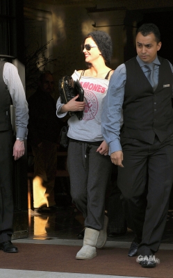 Sarah_Harding_leaving_her_hotel_08_03_11_283529.jpg