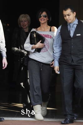 Sarah_Harding_leaving_her_hotel_08_03_11_284729.jpg