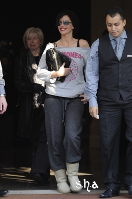 Sarah_Harding_leaving_her_hotel_08_03_11_284829.jpg
