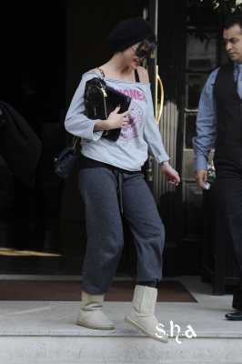 Sarah_Harding_leaving_her_hotel_08_03_11_285029.jpg