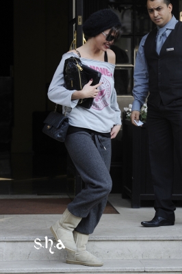 Sarah_Harding_leaving_her_hotel_08_03_11_285129.jpg