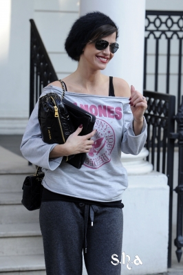 Sarah_Harding_leaving_her_hotel_08_03_11_285529.jpg