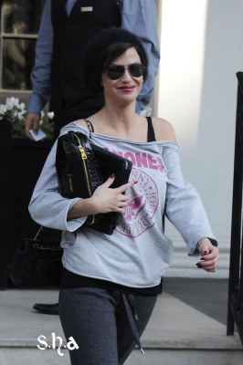 Sarah_Harding_leaving_her_hotel_08_03_11_285829.jpg