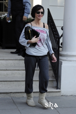 Sarah_Harding_leaving_her_hotel_08_03_11_286129.jpg