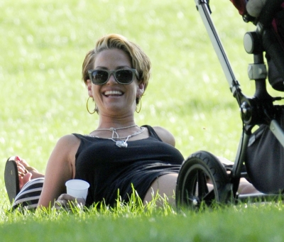 Sarah_Harding_out_in_Primrose_Hill_24_07_11_281129.jpg