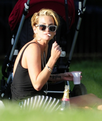 Sarah_Harding_out_in_Primrose_Hill_24_07_11_281229.jpg
