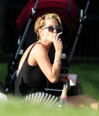 Sarah_Harding_out_in_Primrose_Hill_24_07_11_281329.jpg