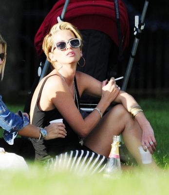 Sarah_Harding_out_in_Primrose_Hill_24_07_11_281429.jpg