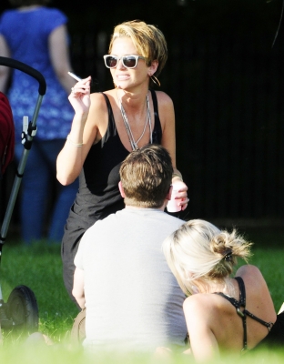 Sarah_Harding_out_in_Primrose_Hill_24_07_11_281929.jpg