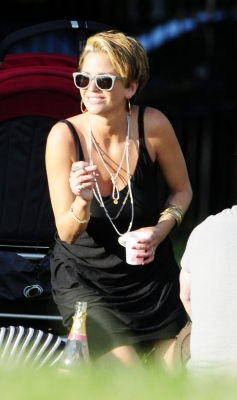 Sarah_Harding_out_in_Primrose_Hill_24_07_11_282029.jpg