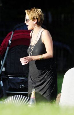 Sarah_Harding_out_in_Primrose_Hill_24_07_11_282129.jpg