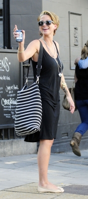 Sarah_Harding_out_in_Primrose_Hill_24_07_11_283329.jpg