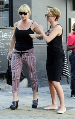 Sarah_Harding_out_in_Primrose_Hill_24_07_11_283729.jpg