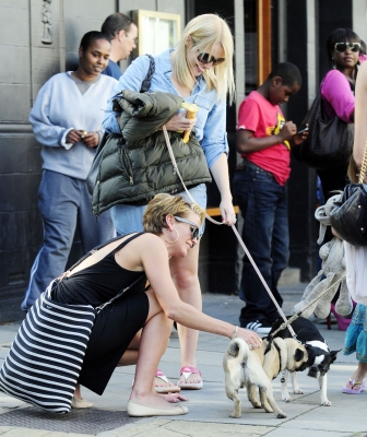 Sarah_Harding_out_in_Primrose_Hill_24_07_11_285029.jpg