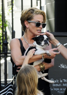 Sarah_Harding_out_in_Primrose_Hill_24_07_11_285329.jpg