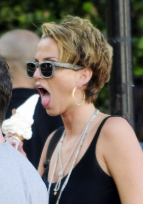 Sarah_Harding_out_in_Primrose_Hill_24_07_11_28829.jpg