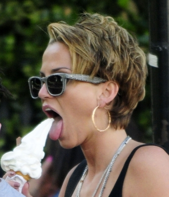 Sarah_Harding_out_in_Primrose_Hill_24_07_11_28929.jpg