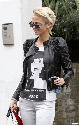 Sarah_Harding_leaving_her_home_270509_28129.jpg