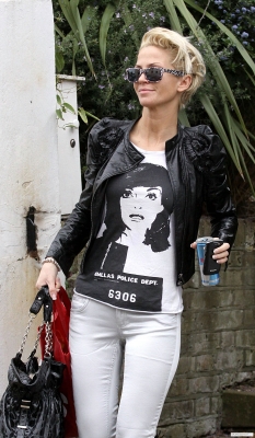 Sarah_Harding_leaving_her_home_270509_28329.jpg
