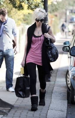 Sarah_Harding_leaving_her_home_300309_28429.jpg