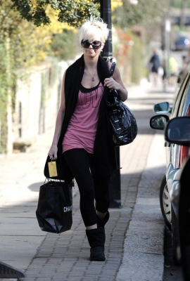Sarah_Harding_leaving_her_home_300309_28829.jpg