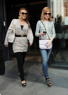 Girls_Aloud_leaving_their_hotel_in_Birmingham_21_05_09_281529.jpg