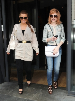 Girls_Aloud_leaving_their_hotel_in_Birmingham_21_05_09_281729.jpg