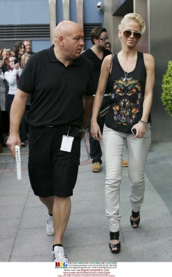 Girls_Aloud_leaving_their_hotel_in_Birmingham_21_05_09_282229.jpg