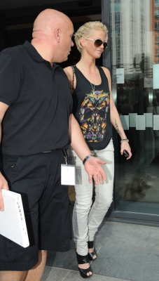 Girls_Aloud_leaving_their_hotel_in_Birmingham_21_05_09_282729.jpg