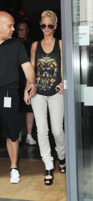 Girls_Aloud_leaving_their_hotel_in_Birmingham_21_05_09_282829.jpg