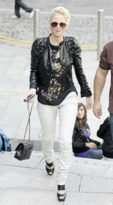 Sarah_Harding_leaving_her_hotel_to_go_shopping2C_Birmingham_210509_28429.jpg