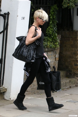 Sarah_Harding_leaving_home_070409_282229.jpg