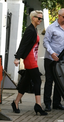 Sarah_Harding_leaving_home_080409_28329.jpg
