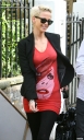 Sarah_Harding_leaving_home_080409_28429.jpg