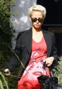 Sarah_Harding_leaving_home_080409_28629.jpg