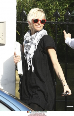 Sarah_Harding_leaving_home_140409_281329.jpg