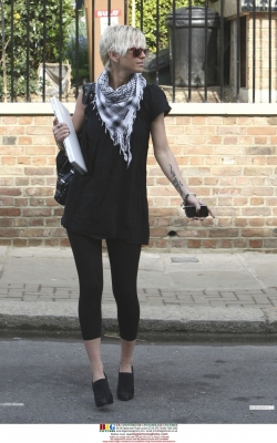 Sarah_Harding_leaving_home_140409_281729.jpg