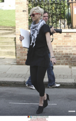 Sarah_Harding_leaving_home_140409_282029.jpg