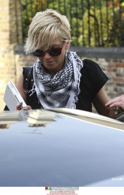 Sarah_Harding_leaving_home_140409_282329.jpg