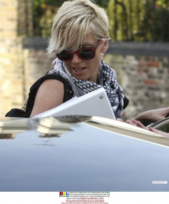 Sarah_Harding_leaving_home_140409_282429.jpg