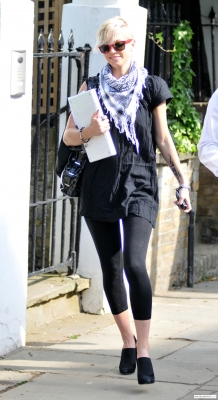 Sarah_Harding_leaving_home_140409_28329.jpg