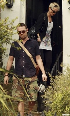 Sarah_Harding_leaving_home_with_Tommy_060409_28129.jpg