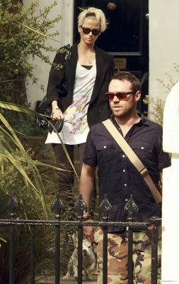 Sarah_Harding_leaving_home_with_Tommy_060409_28229.jpg