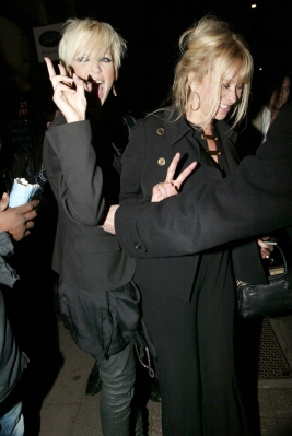 Sarah_Harding_leaving_Mahiki_hand-in-hand_with_Jo_Wood_240209_28129.jpg