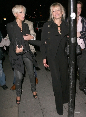 Sarah_Harding_leaving_Mahiki_hand-in-hand_with_Jo_Wood_240209_282129.jpg