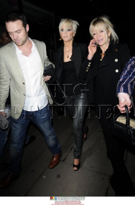 Sarah_Harding_leaving_Mahiki_hand-in-hand_with_Jo_Wood_240209_282529.jpg
