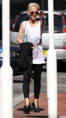 Sarah_harding_out_and_about_in_Manchester_160509_28129.jpg