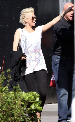 Sarah_harding_out_and_about_in_Manchester_160509_28229.jpg