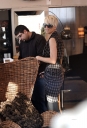 Sarah_Harding_shops_in_an_antique_shop_110309_28429.jpg