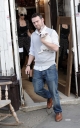 Sarah_Harding_shops_in_an_antique_shop_110309_28529.jpg